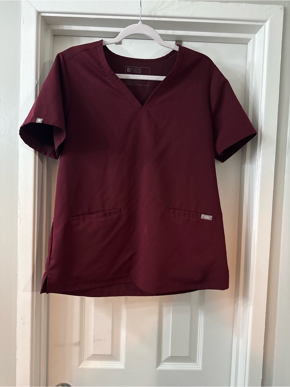 FIGS Catarina one pocket Scrub Top in Burgundy